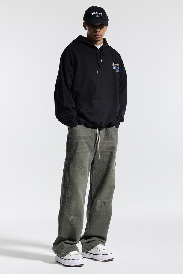 씨알에스디엘(CRS DL) 빈티지 캣브러시 워싱 리벳 카펜터 팬츠는 남성용 카펜터 팬츠입니다. 블랙과 그레이 두 가지 색상으로 출시되었으며, 봄, 가을에 착용하기 좋습니다. 일상, 동네 마실, 산책, 가을 나들이에 어울리는 캐주얼, 스트릿, 워크웨어 스타일의 루즈핏 긴바지입니다. 면 소재로 제작되었으며, 빈티지 워싱, 유틸리티 포켓, 해머 루프, 리벳 디테일, 로고 자수가 특징입니다.
