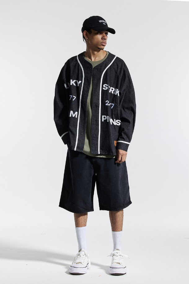 씨알에스디엘(CRS DL) 베이스볼 져지 럭키 스트라이크 챔피온 자켓은 남녀 모두 착용 가능한 오버핏 베이스볼 자켓입니다. 블랙과 블루 두 가지 색상으로 출시되었으며, 봄, 가을 일상에서 스포티, 캐주얼, 스트릿 스타일을 연출하기 좋습니다. 두꺼운 면, 폴리에스테르, 레이온 혼방 소재로 제작되어 부드러운 촉감을 선사하며, 긴 소매와 버튼 여밈, 빈티지 베이스볼 셔츠 베이스 디자인이 특징입니다. 24/7 777 럭키 스트라이크 그래픽과 아플리케 그래픽 기법, 하단 가죽 패치가 돋보이는 디자인으로 가을 나들이룩, 봄 소풍룩을 완성해보세요.
