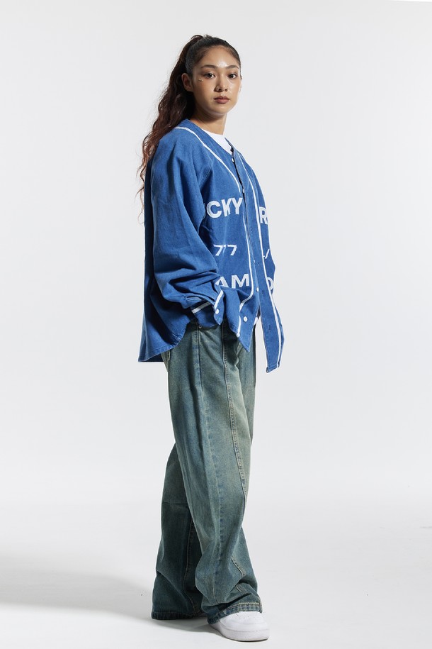 씨알에스디엘(CRSDRL) 베이스볼 져지 럭키 스트라이크 챔피온 자켓은 남녀 모두 착용 가능한 오버핏 베이스볼 자켓입니다. 봄, 가을에 적합하며, 블랙과 블루 두 가지 색상으로 출시되었습니다. 스포티, 캐주얼, 스트릿 스타일을 아우르며, 면, 폴리에스테르, 레이온 혼방의 두꺼운 소재로 제작되어 부드러운 촉감을 선사합니다. 가죽 패치 디테일과 777 24/7 CHAMPIONS 그래픽, 애플리케 그래픽 기법이 특징이며, 일상과 여행룩에 모두 잘 어울립니다. 스냅 버튼 여밈과 긴 소매 기장으로 편안하게 착용할 수 있습니다.
