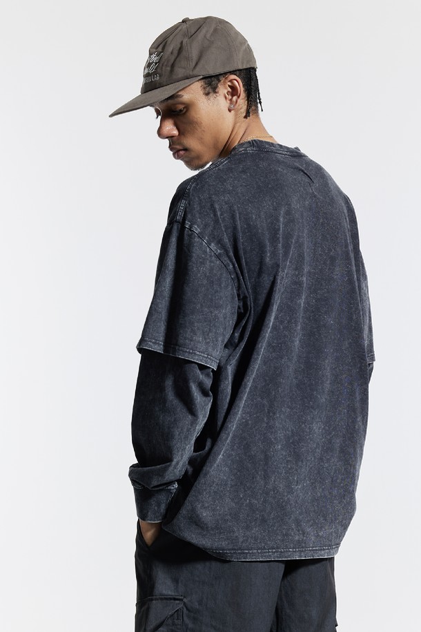 씨알에스디엘 피그먼트 페이크 이중 레이어드 롱슬리브는 남성용 티셔츠입니다. 캐주얼, 스트릿 스타일을 즐기는 분들께 적합하며, 봄, 가을에 입기 좋습니다. 블랙 컬러의 무지 디자인으로, 피그먼트 워싱 처리된 면 소재를 사용하여 자연스러운 멋을 더했습니다. 이중 레이어드 디자인과 립 디테일이 특징이며, 레귤러핏 라운드넥 긴소매 스타일로 데이트룩, 동네 마실룩 등 다양한 TPO에 활용할 수 있습니다.
