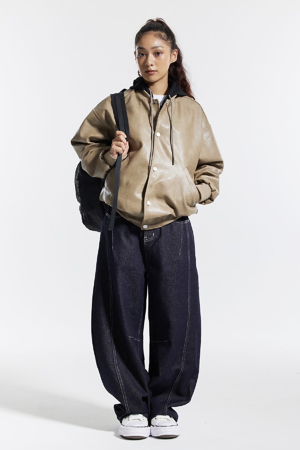 씨알에스디엘 내츄럴 워시드 비건 레더 후드 재킷은 부드러운 촉감의 비건 가죽 소재로 제작되어 봄, 가을 간절기에 착용하기 좋습니다. 블랙, 브라운, 베이지 세 가지 색상으로 출시되어, 캐주얼, 미니멀, 시티보이 스타일을 연출하기 용이합니다. 오버핏으로 편안한 착용감을 선사하며, 일상적인 동네 마실룩이나 산책룩에 적합합니다. 일체형 후드, 후드 스트링, 사이드 포켓, 소매 밑단 넥라인 리브 마감 등의 디테일이 돋보이며, 안쪽 포켓의 브라운 레더 패치 로고로 포인트를 더했습니다. 스냅 버튼 여밈 방식으로 간편하게 착용 가능하며 긴 소매 기장으로 제작되었습니다.
