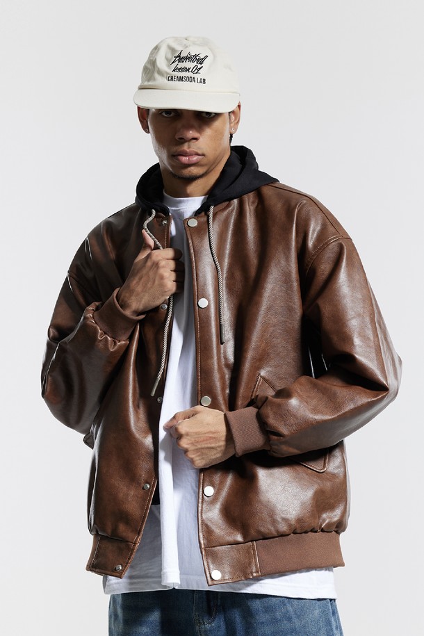 씨알에스디엘 내츄럴 워시드 비건 레더 후드 재킷은 남성을 위한 아우터입니다. 부드러운 촉감의 비건 가죽 소재와 폴리우레탄, 폴리에스테르 혼방으로 제작되어 봄, 가을에 착용하기 좋습니다. 캐주얼 및 스트릿 스타일을 연출할 수 있으며, 오버핏 또는 릴랙스핏으로 편안하게 착용할 수 있습니다. 블랙, 브라운, 베이지 3가지 색상으로 출시되었으며, 후드 일체형, 메탈 스냅 버튼, 사이드 포켓 등의 디테일이 돋보입니다. 동네 마실룩이나 가을 나들이룩에 활용하기 좋은 아이템입니다.
