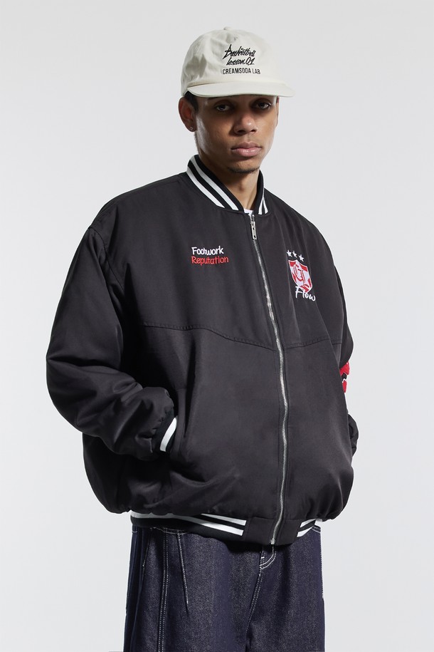 씨알에스디엘 베이스볼 스타디움 누빔 재킷은 남성용 아우터로, 겨울철 데일리룩과 스포티, 캐주얼, 미니멀 스타일을 연출하기에 적합합니다. 블랙과 네이비 두 가지 색상으로 제공되며, 릴랙스 핏으로 편안하게 착용할 수 있습니다. 두꺼운 두께의 폴리에스터 소재로 제작되었으며, E밴드 네크라인과 밑단, 긴 소매, 누빔 코트 타입이 특징입니다. 소매 자수 디테일과 퀼팅 안감이 돋보이며, 흡수, 속건, 신축성 기능이 있어 활동성을 높여줍니다. 야구점퍼 스타일의 자켓으로 일상 및 스포츠 활동 시에도 활용할 수 있습니다.
