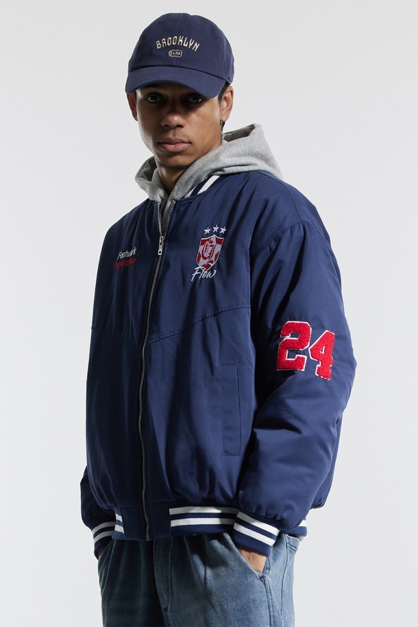 씨알에스디엘 베이스볼 스타디움 누빔 재킷은 겨울철 스포티하고 캐주얼한 스타일을 연출하기에 완벽한 아이템입니다. 네이비와 블랙 두 가지 색상으로 출시되었으며, 릴랙스 핏으로 편안한 착용감을 선사합니다. 보온, 흡습, 속건 기능을 갖춘 폴리에스테르 소재로 제작되어, 활동적인 날에도 쾌적함을 유지합니다. E밴드 네크라인과 밑단, 퀼팅 안감 디자인과 자수 패턴이 특징이며, 수분 흡수 및 건조성이 뛰어나 반복 세탁 후에도 형태 변형 없이 오래 입을 수 있습니다. 겨울 데일리룩 또는 여행룩에 미니멀한 포인트를 더해보세요.
