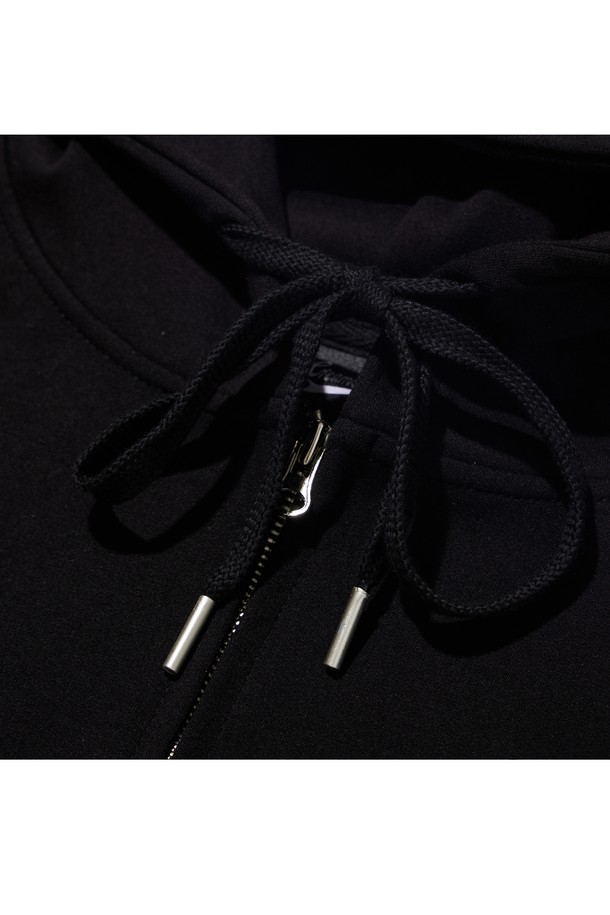 **씨알에스디엘 매드 볼러 독 집업 후드**는 남녀 모두 착용 가능한 후드 집업입니다. 블랙, 그레이, 차콜 세 가지 색상으로 출시되어 다양한 겨울 데일리룩에 활용하기 좋습니다. 두꺼운 두께감과 부드러운 촉감의 면, 폴리에스테르 혼방 소재로 제작되어 편안한 착용감을 제공합니다. 세미 오버핏으로 트렌디한 스타일을 연출하며, 넉넉한 후드 깊이와 리브 원단, 이중 스티치 넥라인, 보강된 후드 스트링,  포인트 라벨 포켓 등 디테일한 디자인 요소들이 특징입니다. 캐주얼, 스포티, 스트릿 스타일을 즐기는 분들께 추천합니다.
