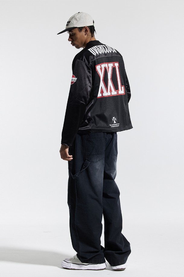 씨알에스디엘 오버클럭 투엑스라지 럭비 져지 롱슬리브는 스포티하고 스트릿한 스타일을 연출하기에 좋은 상의입니다. 블랙과 네이비 컬러로 출시되었으며, 통기성이 뛰어난 폴리에스테르 소재로 제작되었습니다. 이중 저지 구조 레이어드로 두께감을 더했으며, 빛의 각도에 따라 은은하게 반사되는 광택이 특징입니다. 바스켓볼 유니폼 스타일의 오버핏 져지로, 빅 사이즈 그래픽과 고급스러운 무드를 선사합니다. 피트니스룩으로 활용하기에도 적합합니다.
