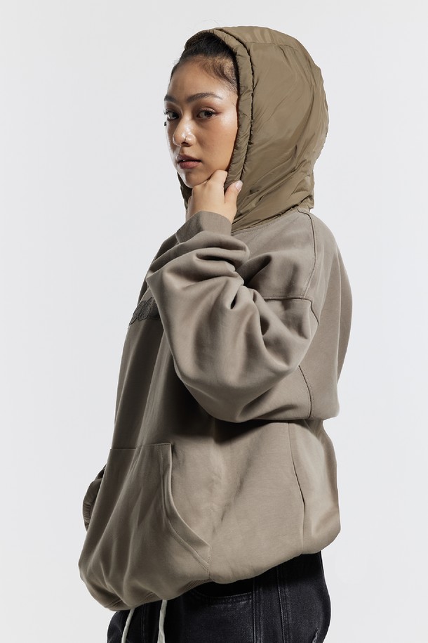 씨알에스디엘 후드 패딩 카모 레터링 셔츠는 겨울철 캐주얼 및 스트릿 스타일을 연출하기에 좋은 아우터입니다. 오버핏 디자인에 두꺼운 두께감으로 보온성을 높였으며, 카키와 베이지 두 가지 색상으로 출시되었습니다. 후드 디자인과 긴 소매, 오픈 여밈 방식으로 편안한 착용감을 제공합니다. 카모 패턴과 레터링 디테일이 돋보이는 크롭 기장의 패딩 셔츠로, 개성 있는 겨울 스타일링을 완성해보세요. 안감은 패딩으로 제작되어 더욱 따뜻하게 착용할 수 있습니다.
