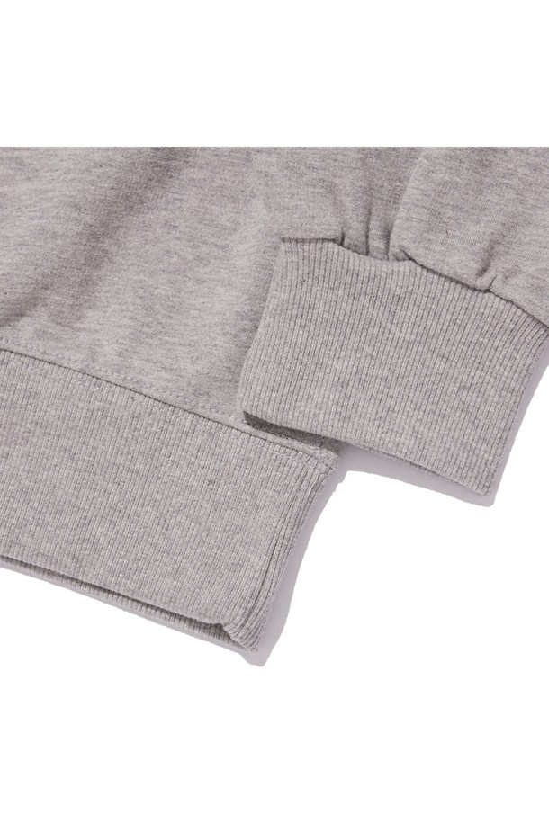 씨알에스디엘 리버스 유에스에이 맨투맨은 남녀 모두 착용 가능한 오버핏 디자인의 캐주얼 맨투맨입니다. 두껍고 부드러운 면과 폴리에스테르 혼방 소재로 제작되어, 봄, 가을, 겨울철 데일리룩에 적합하며 편안한 착용감을 제공합니다. 라운드넥에 긴 소매 기장으로, 2바늘 커버스티치 마감과 소매, 밑단 립 마감으로 튼튼하게 제작되었습니다. 블랙, 네이비, 그레이, 라이트그레이, 오트밀 등 베이직한 5가지 컬러와 로고, 프린트 패턴으로 미니멀한 스타일을 연출할 수 있습니다. 사이드 포인트 라벨과 스탠다드, 기모 두 가지 원단 옵션이 있어 취향에 맞게 선택 가능합니다.
