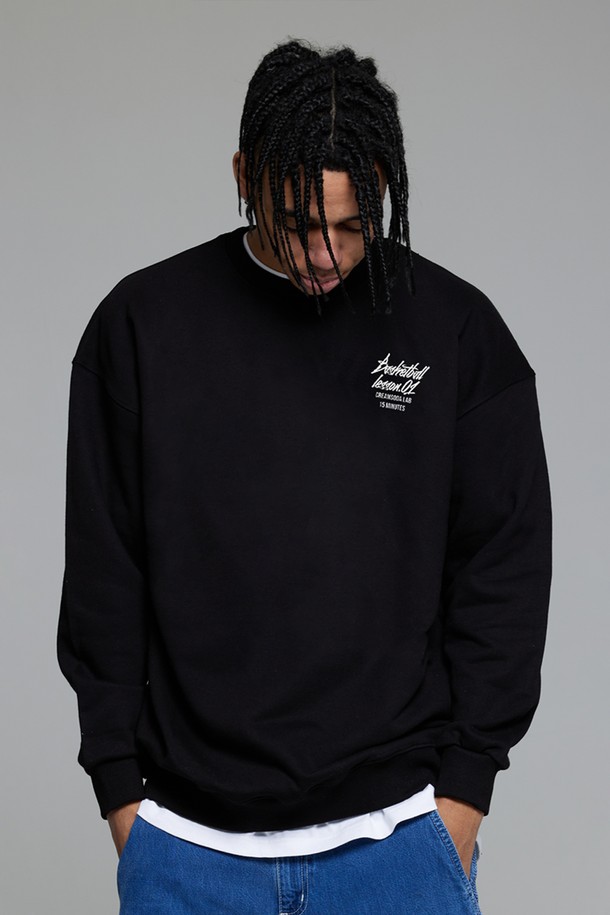 씨알에스디엘 쿼터 팀플레이 맨투맨은 남성용 맨투맨으로, 일상과 출근, 모임룩에 모두 잘 어울리는 활용도 높은 아이템입니다. 부드러운 면 소재로 제작되어 편안한 착용감을 선사하며, 봄, 가을, 겨울 세 계절 모두 착용 가능합니다. 레귤러 핏에 라운드넥 디자인, 긴 소매 기장으로 제작되었으며, 두꺼운 두께감으로 따뜻하게 입을 수 있습니다. 블랙 컬러 바탕에 레터링과 프린팅이 포인트로 더해져 스트릿, 캐주얼 스타일을 연출하기 좋습니다. 특히, 뒷면에는 백프린팅 디테일이 더해져 개성 있는 스타일을 완성합니다.
