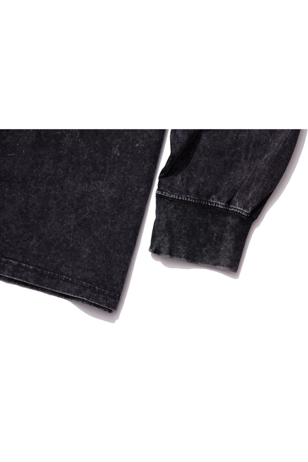 "씨알에스디엘 쿼터 팀플레이 피그먼트 페이크 이중 레이어드 롱슬리브"는 남녀 공용으로 착용 가능한 롱슬리브 티셔츠입니다. 블랙과 옐로우 두 가지 색상으로 출시되었으며, 캐주얼 및 스트릿 스타일을 연출하기 좋습니다. 피그먼트 워싱 기법으로 빈티지한 느낌을 살렸으며, 페이크 레이어드 디자인이 특징입니다. 면 소재로 제작되어 부드러운 촉감과 우수한 수분 흡수 및 통기성을 제공하여 봄, 가을에 편안하게 착용할 수 있습니다. 동네 마실룩 또는 산책룩, 그리고 미니멀한 스타일에도 잘 어울립니다.
