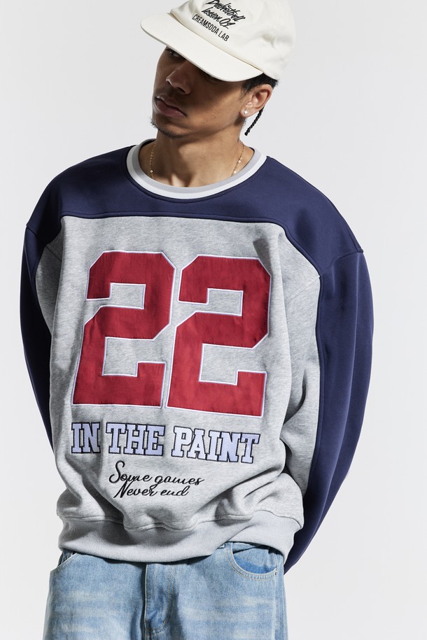 씨알에스디엘(CRS DL) 절개 패널 레터링 럭비 맨투맨은 남성용으로, 캐주얼과 스포티 무드를 넘나드는 디자인이 특징입니다. 그레이, 네이비, 레드 세 가지 색상으로 제공되며, 봄, 가을, 겨울 계절에 착용하기 좋습니다. 럭비 스타일을 기반으로 한 절개 디테일과 패널 디자인, 레터링 프린트가 돋보이며, 오버핏으로 편안한 착용감을 선사합니다. 두꺼운 면 소재로 제작되어 부드러운 촉감을 느낄 수 있으며, 출근룩과 캠핑룩 등 다양한 TPO에 활용 가능합니다.
