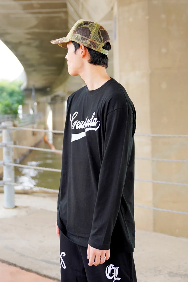 씨알에스디엘 어센틱 로고 롱슬리브는 캐주얼, 스트리트, 미니멀 스타일을 모두 아우르는 공용 긴 소매 티셔츠입니다. 봄, 가을, 겨울 계절에 적합하며, 두꺼운 면 소재로 제작되어 부드러운 촉감을 선사합니다. 라운드넥과 레귤러핏 디자인으로 편안한 착용감을 제공하며, 씨알에스디엘 브랜드 로고가 프린팅되어 있습니다. 일상복으로 활용하기 좋으며, 스트릿 패션을 연출하기에도 안성맞춤입니다.
