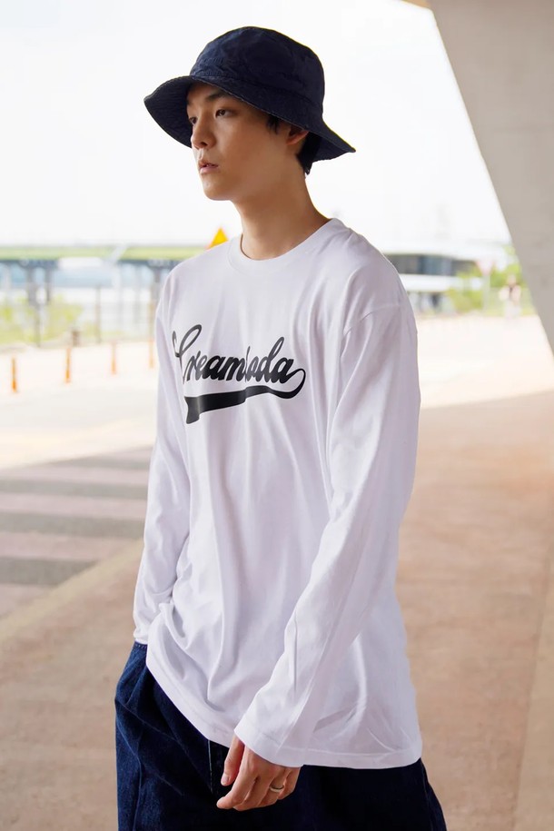 **씨알에스디엘 어센틱 로고 롱슬리브**는 남성용 티셔츠로, 봄, 가을에 착용하기 적합합니다. 부드러운 면 소재로 제작되어 편안한 착용감을 선사하며, 레귤러 핏으로 제작되었습니다. 라운드넥 디자인에 긴 소매 기장으로, 캐주얼 및 베이직 스타일을 연출하기 좋습니다. 심플한 디자인에 브랜드 로고 프린팅으로 포인트를 더해 출근룩, 미니멀, 클래식 스타일로 활용하기 좋습니다. 화이트 색상으로 어떤 하의와도 매치하기 용이합니다.
