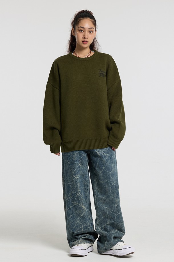 씨알에스디엘 크랙 자카드 데님 팬츠는 남녀 모두 착용 가능한 유니섹스 디자인의 데님 팬츠입니다. 블루 컬러에 크랙 및 자카드 패턴이 돋보이며, 사계절 내내 활용 가능한 실용적인 아이템입니다. 레귤러핏으로 제작되어 편안한 착용감을 선사하며, 워싱 디테일이 빈티지한 분위기를 더합니다. 면, 폴리에스테르, 아크릴 혼방 소재로 제작되어 튼튼하며, 뒷주머니가 있어 실용성을 높였습니다. 데이트룩, 여행룩, 캐주얼, 클래식, 미니멀 스타일 모두 소화 가능한 매력적인 데님 팬츠입니다.
