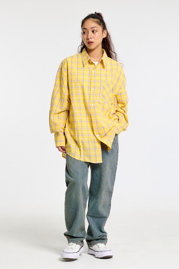 씨알에스디엘 스탠다드 데님은 베이직한 스타일을 추구하는 분들을 위한 데님 팬츠입니다. 일상에서 편안하게 착용하기 좋은 스트레이트 핏의 긴 바지로, 면과 아크릴 혼방 소재로 제작되어 쾌적한 착용감을 선사합니다. 깔끔한 무지 디자인과 블루 컬러가 어떠한 상의에도 자연스럽게 어울리며, 캐주얼, 미니멀, 클래식 등 다양한 스타일을 소화할 수 있습니다. 스탠다드 핏으로 제작되어 편안하면서도 세련된 핏을 연출합니다. 데일리룩에 활용하기 좋은 실용적인 아이템입니다.
