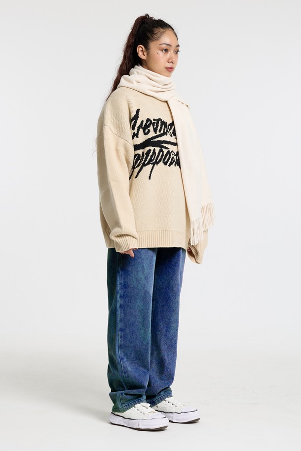 씨알에스디엘 스탠다드 데님은 남녀 모두 착용 가능한 베이직하고 캐주얼한 스타일의 데님 팬츠입니다. 봄, 가을에 적합하며, 데이트룩과 출근룩에 모두 잘 어울립니다. 면과 아크릴 혼방의 부드러운 소재로 제작되었으며, 무지 디자인에 레귤러 핏, 스트레이트 핏으로 편안한 착용감을 선사합니다. 
