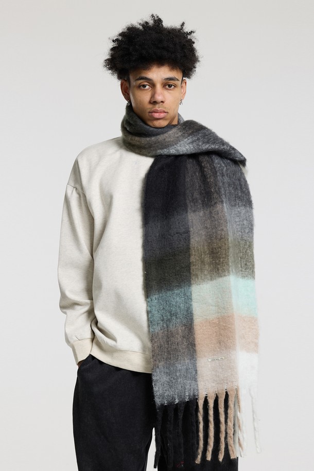 씨알에스디엘 볼드 체크 브러쉬 헤어리 니트 머플러는 부드러운 촉감과 풍성한 헤어감을 자랑하는 유니섹스 머플러입니다. 블루, 레드, 블랙 세 가지 색상으로 출시되었으며, 넉넉한 사이즈와 고밀도 브러쉬 가공으로 가볍지만 풍성한 볼륨감을 선사합니다. 체크와 그라데이션 패턴이 어우러져 캐주얼, 베이직, 미니멀 스타일을 연출하기 좋으며, 가을과 겨울철 출근룩, 여행룩에 따뜻함과 스타일을 더해줍니다. 보온 기능으로 추운 날씨에도 포근함을 유지해줍니다.
