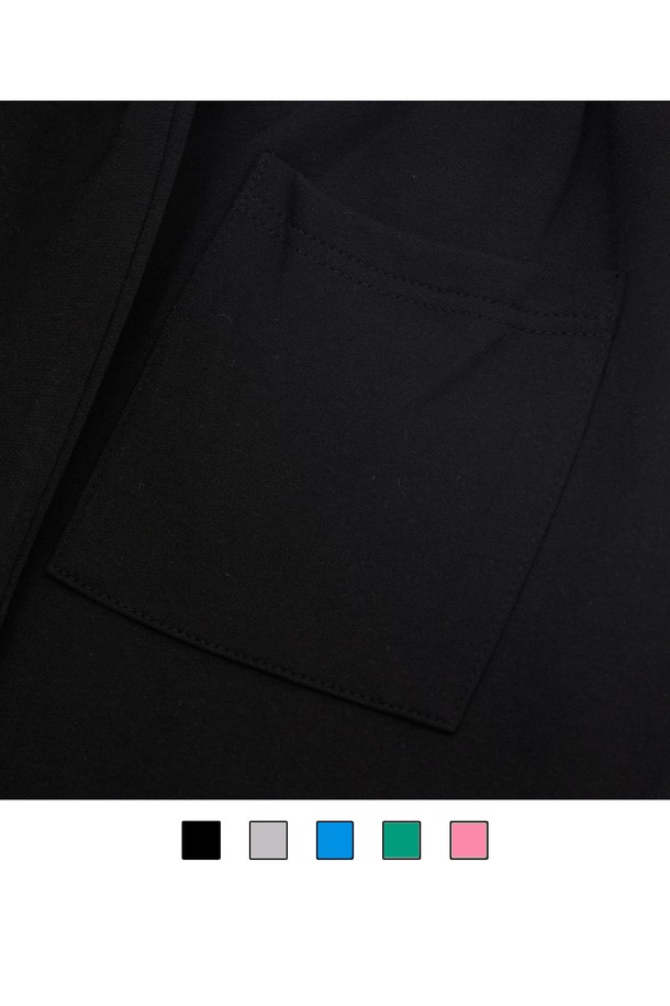 씨알에스디엘 로고 와이드 밴딩 팬츠는 편안함과 스타일을 동시에 잡은 남녀 공용 와이드 팬츠입니다. 캐주얼, 스포티, 미니멀 룩에 모두 잘 어울리며, 동네 마실룩, 산책룩, 집콕룩 등 다양한 TPO에 활용하기 좋습니다. 부드러운 면과 폴리에스테르 혼방 소재로 제작되어 사계절 내내 착용 가능하며, 넉넉한 루즈핏으로 편안한 착용감을 선사합니다. 허리 밴딩과 스트링 조절 기능으로 편안하게 핏을 조절할 수 있으며, 텀블 워싱 처리와 텐터 가공으로 변형을 최소화했습니다. 그레이, 블랙, 블루, 그린, 핑크 등 다채로운 5가지 컬러로 만나보세요.
