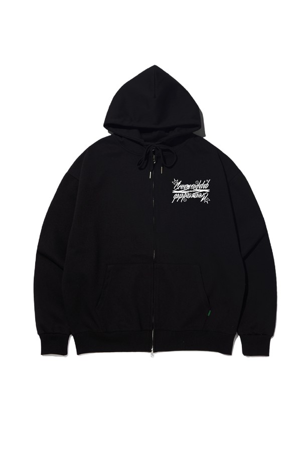 씨알에스디엘 로고 집업 후드는 캐주얼, 스트리트 스타일을 아우르는 공용 후드입니다. 가을, 겨울 시즌에 어울리는 두꺼운 두께감의 헤비웨이트 면, 폴리에스테르 혼방 소재로 제작되어 부드러운 촉감을 선사합니다. 오버핏 실루엣에 깊은 후드 디자인, 2바늘 커버스티치 처리, 프론트 포켓, 포인트 라벨 디테일이 특징이며, 집콕룩, 겨울 데일리룩, 산책룩 등 다양한 TPO에 활용 가능합니다. 블랙, 그레이, 차콜 세 가지 컬러로 출시되어 미니멀한 스타일 연출에도 용이합니다.
