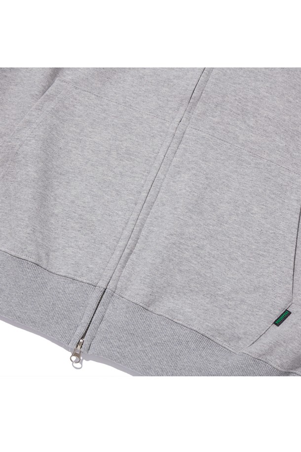 씨알에스디엘 로고 집업 후드는 캐주얼 스타일의 오버핏 후드집업입니다. 블랙, 그레이, 차콜 세 가지 색상으로 출시되었으며, 봄, 가을, 겨울 세 계절 모두 착용 가능합니다. 딥 후드 디자인과 프론트 포켓, 포인트 라벨 디테일이 특징이며, 부드러운 촉감의 면, 폴리에스테르 혼방 소재로 제작되었습니다. 2 니들 커버스티치 공법과 텐터 가공 처리로 내구성을 높였으며, 보온 기능을 제공하여 겨울철 데일리룩, 집콕룩, 산책룩 등 다양한 상황에서 활용하기 좋습니다.
