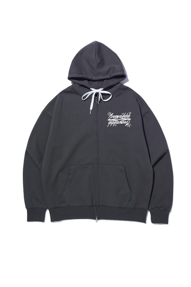 씨알에스디엘 로고 집업 후드는 캐주얼, 미니멀, 스트리트 스타일을 아우르는 후드 집업입니다. 블랙, 그레이, 차콜 세 가지 색상으로 출시되었으며, 넉넉한 깊이의 후드와 각진 디자인이 특징입니다. 면과 폴리에스테르 혼방 소재로 제작되어 부드러운 촉감을 선사하며, 덤블 워싱 처리로 수축을 방지합니다. 오버핏으로 편안한 착용감을 제공하며, 2 NEEDLE COVER STITCH 봉제와 앞 주머니 포인트 라벨, 테더 가공 등 섬세한 디테일을 더했습니다. 집콕룩, 동네 마실룩, 겨울 데일리룩 등 다양한 TPO에 활용할 수 있습니다.
