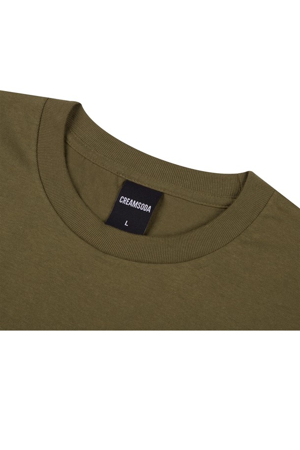 씨알에스디엘 릴렉스 위켄드 반팔 티셔츠는 부드러운 면 소재로 제작되어 흡습 및 속건 기능으로 쾌적한 착용감을 제공합니다. 베이직하고 캐주얼한 스타일의 무지 디자인으로 블랙, 차콜, 그레이, 라이트그레이, 화이트, 아이보리, 네이비, 올리브 등 다양한 컬러 옵션을 제공하며, 라운드넥과 오버핏으로 편안한 착용감을 선사합니다. 튼튼한 트리플 스티치 마감으로 내구성을 높였으며, 피부 자극을 최소화하여 사계절 내내 데일리 아이템으로 활용하기 좋습니다.
