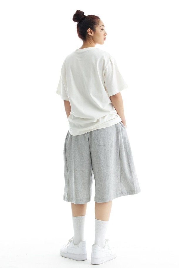 씨알에스디엘 미니멀 와이드 트레이닝 에센셜 사이드 절개 버뮤다 숏팬츠는 남성용 트레이닝 숏팬츠입니다. 블랙과 그레이 두 가지 색상으로 출시되었으며, 일상 및 스포츠 활동에 적합합니다. 여름 시즌에 어울리는 숏 기장의 와이드핏 팬츠로, 부드러운 면과 폴리에스테르 혼방 소재로 제작되어 편안한 착용감을 제공합니다. 허리 밴딩과 사이드 절개 디테일이 특징이며, 미니멀하고 스포티한 스타일을 연출합니다. 동네 마실룩, 피트니스룩, 휴가룩 등 다양한 TPO에 활용하기 좋습니다.
