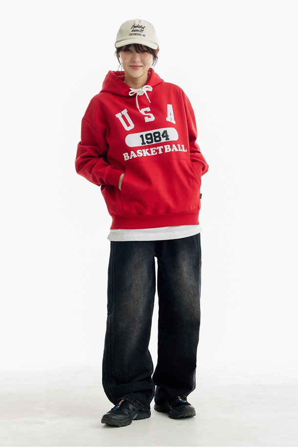 씨알에스디엘 트랙 데님 팬츠는 남성용 데님 팬츠로, 블랙과 블루 두 가지 색상으로 출시되었습니다. 면과 폴리에스테르 혼방 소재로 제작되어 사계절 내내 착용 가능하며, 레귤러핏으로 편안한 착용감을 제공합니다. 캐주얼, 스트리트, 미니멀 스타일을 모두 소화 가능한 디자인으로, 트랙 디자인이 돋보입니다. 무지 패턴의 긴 기장 데님 팬츠로, 다양한 상의와 매치하여 폭넓은 스타일 연출이 가능합니다.
