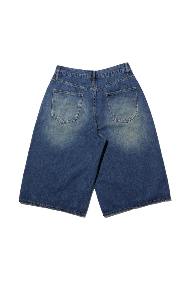 씨알에스디엘의 워시드 자이언트 빅 버뮤다 데님 쇼츠는 남성용 데님 쇼츠로, 딥 블루와 딥 블랙 두 가지 색상으로 제공됩니다. 여름철 일상복으로 적합하며, 8부 기장의 와이드 핏으로 자연스럽게 떨어지는 실루엣을 연출합니다. 허리 뒷부분 밴딩 처리와 리벳 디테일 포켓, 코인 포켓, 뒷포켓 등의 특징을 갖춘 스트릿 스타일의 면 소재 바지입니다.
