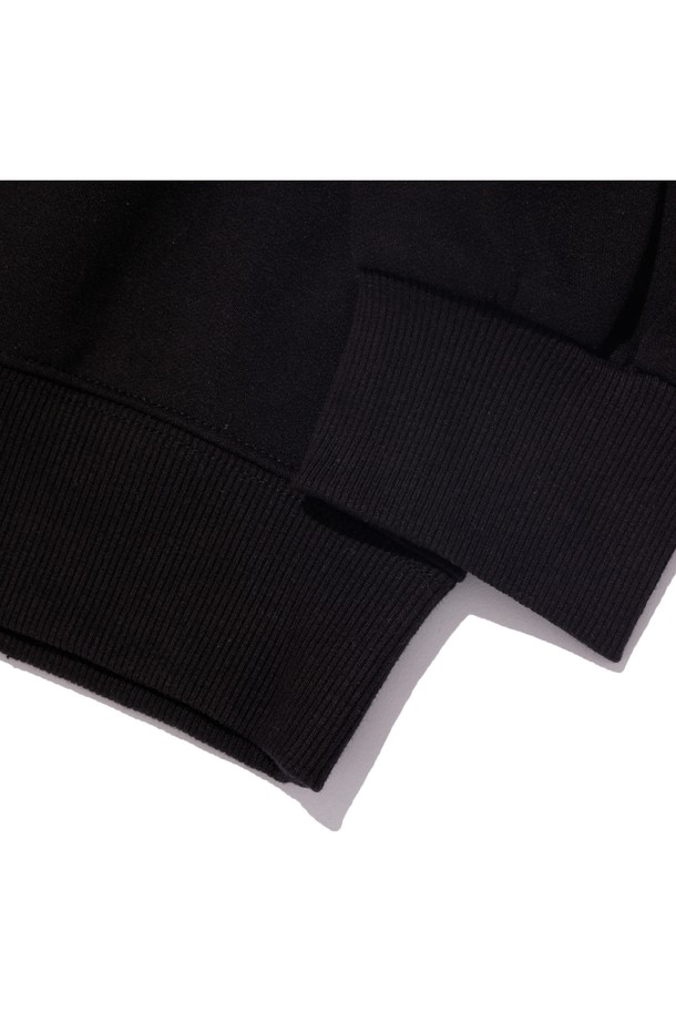 씨알에스디엘(CRS DL) 노이즈 카모 그래픽 맨투맨 (기모)은 남녀 공용으로, 가을과 겨울에 따뜻하게 입을 수 있는 맨투맨입니다. 그레이, 라이트그레이, 오트밀, 레드, 네이비, 블랙 6가지 색상으로 출시되었으며, 베이직하고 캐주얼한 스타일을 연출하기 좋습니다. 두꺼운 두께감과 부드러운 촉감의 기모 안감으로 제작되어 보온성을 높였습니다. 2NEEDLE COVER STITCH 공법, 사이드 포인트 라벨, 소매와 밑단의 리브, 덤블 워싱 및 텐터 가공 처리로 완성도를 높였으며, 세미 오버핏에 라운드넥 디자인으로 편안한 착용감을 제공합니다. 카모 패턴과 로고, 프린트 디테일이 돋보이는 겨울 데일리룩을 위한 제품입니다.
