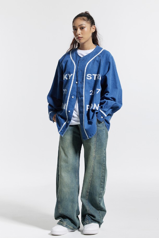 **씨알에스디엘 와이드 절개 볼륨 커브드 팬츠**는 남성을 위한 데님 소재의 긴 바지입니다. 봄, 가을에 어울리는 두꺼운 두께감과 뻣뻣한 촉감으로 제작되었으며, 루즈핏의 와이드한 실루엣을 연출합니다. 캐주얼, 스트릿, 미니멀 스타일 모두 소화 가능하며, 출근룩으로도 활용할 수 있습니다. 볼륨감 있는 핏과 절개 디테일이 특징으로, 개성 있는 스타일을 완성합니다. 블루 컬러의 무지 디자인으로 다양한 상의와 매치하기 용이합니다.
