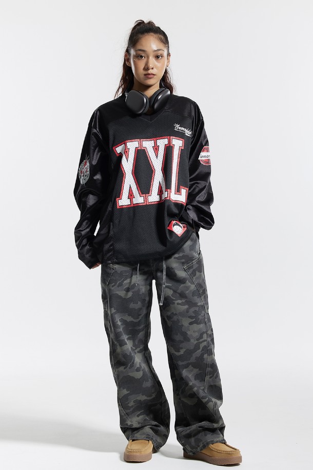 씨알에스디엘 밴딩 와이드 파이핑 사선 카고팬츠는 남성 고객을 위한 캐주얼 및 스트릿 스타일의 바지입니다. 봄, 가을 계절에 어울리며, 여행룩이나 산책룩으로 활용하기 좋습니다. 블랙과 그레이 두 가지 색상으로 출시되었으며, 와이드 핏과 루즈핏으로 편안한 착용감을 제공합니다. 밴딩 처리로 활동성을 높였으며, 파이핑 디테일과 사선 포켓이 디자인의 포인트를 더합니다. 카모 패턴이 돋보이는 긴 기장의 카고 팬츠입니다.
