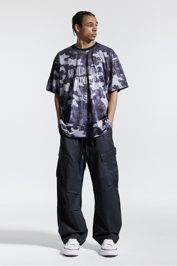 씨알에스디엘(CRS DL) 사이드 빅 카고 디링 코팅 워시드 팬츠는 남성용 카고 팬츠입니다. 블랙, 그레이, 차콜 세 가지 색상으로 출시되었으며, 봄, 가을에 착용하기 좋습니다. 스트릿 및 캐주얼 스타일을 연출하기에 적합하며, 밴딩 처리된 허리와 루즈핏으로 편안한 착용감을 제공합니다. 사이드 카고 포켓과 벨트 D링 디테일이 특징이며, 바지 밑단 스트링으로 다양한 연출이 가능합니다. 전면 코팅 디테일과 워싱 처리로 독특한 분위기를 더했으며, 폴리에스테르 소재로 제작되어 수축과 변형을 최소화하고 형태 유지력이 우수하며 흡수 및 건조가 빠릅니다.
