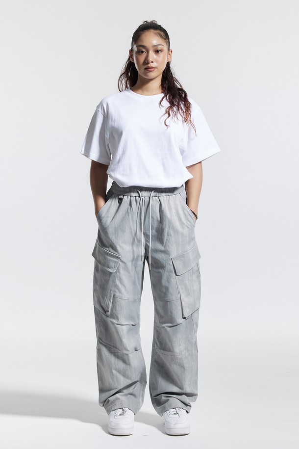 씨알에스디엘 사이드 빅 카고 디링 코팅 워시드 팬츠는 스트릿 무드와 캐주얼 스타일을 동시에 연출할 수 있는 와이드핏 카고 팬츠입니다. 그레이, 블랙, 차콜 세 가지 색상으로 만나볼 수 있으며, 허리 전체 밴딩으로 편안한 착용감을 제공합니다. 사이드 카고 포켓과 벨트 D링 디테일이 특징이며, 전면 코팅으로 독특한 질감을 더했습니다. 밑단 스트링으로 다양한 스타일을 연출할 수 있으며, 빠른 흡수와 건조 기능으로 아웃도어 활동에도 적합합니다.
