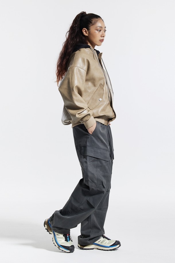 씨알에스디엘(CRS DL) 사이드 빅 카고 디링 코팅 워시드 팬츠는 스트릿, 캐주얼, 시티보이 스타일을 아우르는 남성용 카고 팬츠입니다. 봄, 가을에 착용하기 좋으며, 동네 마실룩이나 캠핑룩에 잘 어울립니다. 블랙, 그레이, 차콜 세 가지 색상으로 출시되었으며, 와이드 핏과 루즈핏으로 편안한 착용감을 제공합니다. 폴리에스테르 소재에 코팅 디테일을 더해 독특한 질감을 살렸으며, 사이드 카고 포켓, D링 디테일, 밑단 스트링, 구조적 디자인 포켓 등의 특징을 갖추었습니다. 빠른 흡수/건조 기능으로 쾌적함을 유지합니다.
