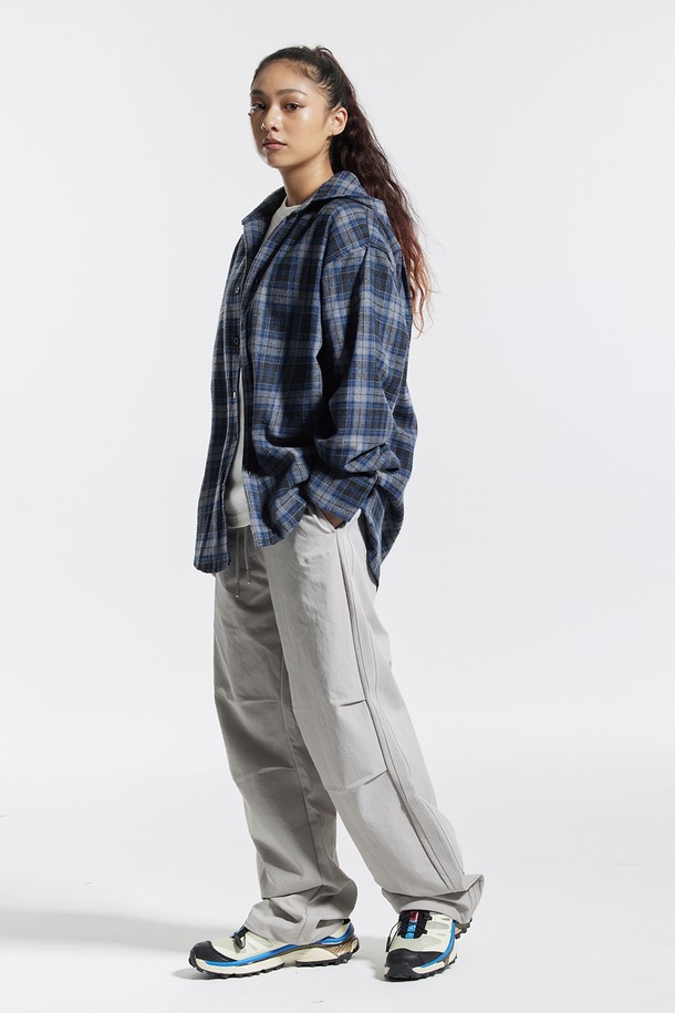 씨알에스디엘 트랙 2선 파라슈트 팬츠는 남녀 모두 착용 가능한 루즈핏 트랙 팬츠입니다. 그레이, 블랙, 카키 세 가지 색상으로 출시되었으며, 봄, 가을 시즌에 적합합니다. 가볍고 부드러운 폴리에스테르 소재로 제작되어 편안한 착용감을 선사하며, 밑단과 허리 스트링 조절로 핏을 조절할 수 있습니다. 톤온톤 자수와 포켓 사이드 포인트 라벨, 백포켓 디테일이 특징이며, 산책룩, 피트니스룩, 캐주얼, 스포티, 미니멀 스타일을 즐기는 분들께 추천합니다.
