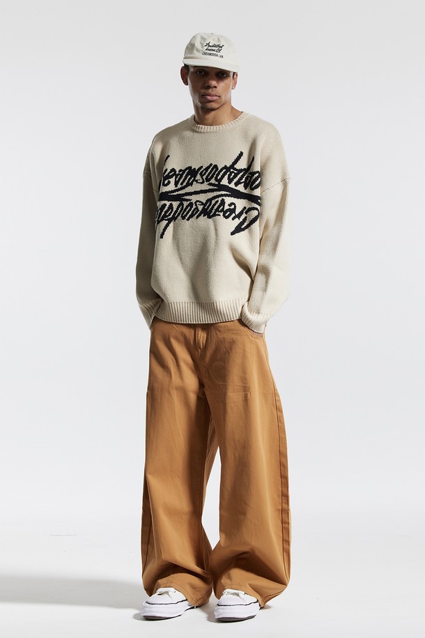 씨알에스디엘 행커치프 와이드 벌룬 커브드 팬츠는 남녀 모두 착용 가능한 캐주얼 와이드 팬츠입니다. 봄, 가을에 어울리는 중간 두께감의 면, 폴리에스테르 혼방 소재로 제작되었으며, 부드러운 촉감이 특징입니다. 지퍼 탈부착 행커치프 디테일과 벌룬 실루엣, 밑단 턱 디테일이 돋보이며, 뒷주머니와 로고 패치로 포인트를 더했습니다. 하프 밴딩 처리로 편안한 착용감을 제공하며, 동네 마실룩이나 가을 나들이룩, 캐주얼, 미니멀, 시티보이 스타일 연출에 적합합니다.
