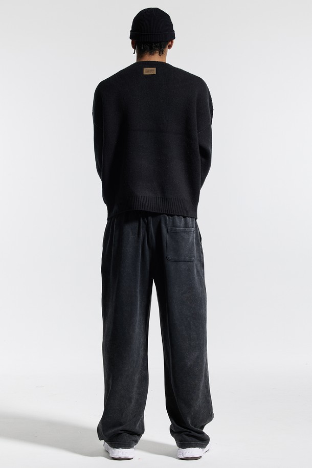 씨알에스디엘 피그먼트 와이드 스트링 팬츠는 캐주얼, 미니멀, 시크 스타일을 추구하는 분들을 위한 사계절용 와이드 팬츠입니다. 면, 폴리에스테르, 아크릴 혼방 소재에 피그먼트 워싱과 가먼트 다잉 공법을 더해 자연스러운 색감과 빈티지한 분위기를 연출합니다. 루즈핏으로 편안한 착용감을 제공하며, 스트링 밴딩으로 허리 사이즈 조절이 용이합니다. 봉제선과 커팅 부분에 워싱 디테일을 더하여 더욱 스타일리시하며, 수축 및 변형에 강해 오랫동안 변함없이 즐겨 입을 수 있습니다. 동네 마실룩이나 산책룩으로 활용하기 좋은 실용적인 아이템입니다.
