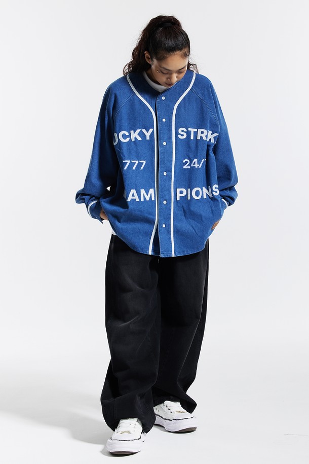 씨알에스디엘 반밴딩 빈티지 프론트 워싱 와이드 벌룬 데님 팬츠는 남녀 모두 착용 가능한 데님 팬츠입니다. 부드러운 면 소재로 제작되어 편안한 착용감을 제공하며, 봄, 가을에 적합합니다. 캐주얼, 빈티지 스타일을 연출하기 좋으며, 루즈핏의 와이드 벌룬 핏으로 트렌디한 분위기를 더합니다. 허리 사이즈 조절이 가능한 반밴딩 디자인에 밑단 턱 디테일과 뒷주머니가 있어 실용적입니다. 블랙, 네이비, 카키 세 가지 컬러로 출시되어 다양한 스타일링에 활용할 수 있습니다.
