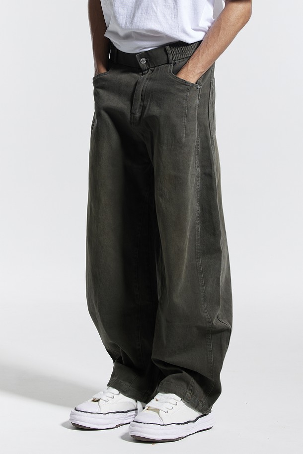 씨알에스디엘(CRSDL) 반밴딩 빈티지 프론트 워싱 와이드 벌룬 데님 팬츠는 캐주얼 스타일에 빈티지 무드를 더한 데님 팬츠입니다. 블랙, 네이비, 카키 3가지 색상으로 출시되었으며, 일상 및 동네 마실룩, 여행룩에 적합합니다. 부드러운 면 소재에 워싱 디테일이 더해져 자연스러운 멋을 연출하며, 허리 반밴딩으로 편안한 착용감을 제공합니다. 넉넉한 와이드 벌룬핏과 밑단 턱 디테일이 트렌디한 스타일을 완성하며, 뒷주머니는 실용성을 더합니다. 땀 흡수 및 통기성이 우수하여 봄, 가을에 쾌적하게 착용할 수 있습니다.
