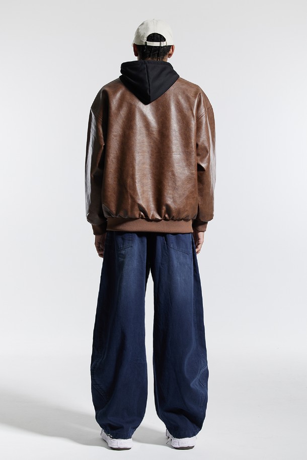 씨알에스디엘 반밴딩 빈티지 프론트 워싱 와이드 벌룬 데님 팬츠는 남녀 모두 착용 가능한 데님 팬츠입니다. 블랙, 네이비, 카키 세 가지 색상으로 출시되었으며, 일상복으로 활용하기 좋습니다. 봄, 가을에 적합하며, 빈티지하고 캐주얼한 스타일을 연출할 수 있습니다. 허리 부분은 반밴딩 처리되어 편안한 착용감을 제공하며, 와이드 벌룬핏으로 트렌디한 실루엣을 완성합니다. 밑단 턱 디테일과 은은한 빈티지 워싱이 돋보이며, 뒷주머니 수납 공간도 갖춰 실용성을 더했습니다.
