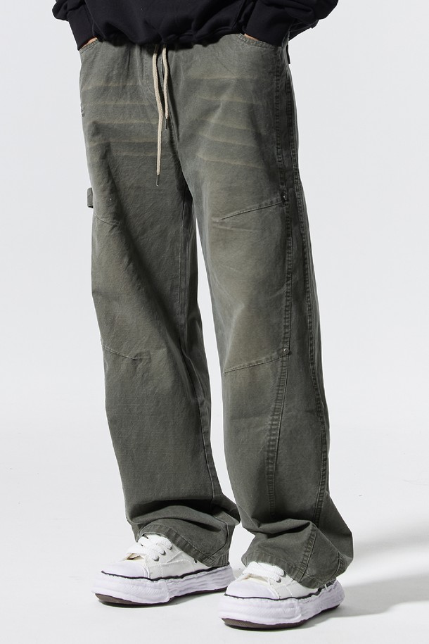 씨알에스디엘(CRS DL) 빈티지 캣브러시 워싱 리벳 카펜터 팬츠는 남성용 카펜터 팬츠입니다. 블랙과 그레이 두 가지 색상으로 출시되었으며, 봄, 가을에 착용하기 좋습니다. 일상, 동네 마실, 산책, 가을 나들이에 어울리는 캐주얼, 스트릿, 워크웨어 스타일의 루즈핏 긴바지입니다. 면 소재로 제작되었으며, 빈티지 워싱, 유틸리티 포켓, 해머 루프, 리벳 디테일, 로고 자수가 특징입니다.
