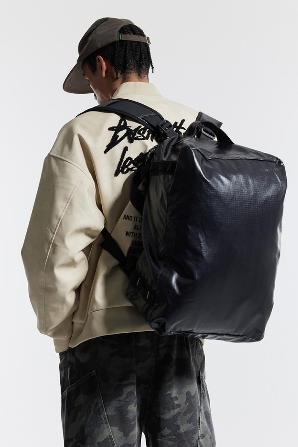 씨알에스디엘 짐 트레이닝 보스턴 백팩은 여행, 피트니스, 일상에서 활용하기 좋은 가방입니다. 폴리에스테르, 나일론, 폴리우레탄 소재로 제작되어 내구성이 뛰어나며, 백팩 겸용으로도 사용 가능합니다. 가방 사이즈는 미디엄이며, 블랙 색상의 로고 패턴 디자인으로 캐주얼, 스포티, 미니멀 스타일을 연출하기 좋습니다. 사이즈 조절, 손잡이 기능을 갖추었으며, 전면 포켓과 메쉬 포켓으로 수납력을 높였습니다. 세탁 시 변형 및 자외선 변색을 방지하며, 주름이 잘 생기지 않아 관리가 용이합니다.
