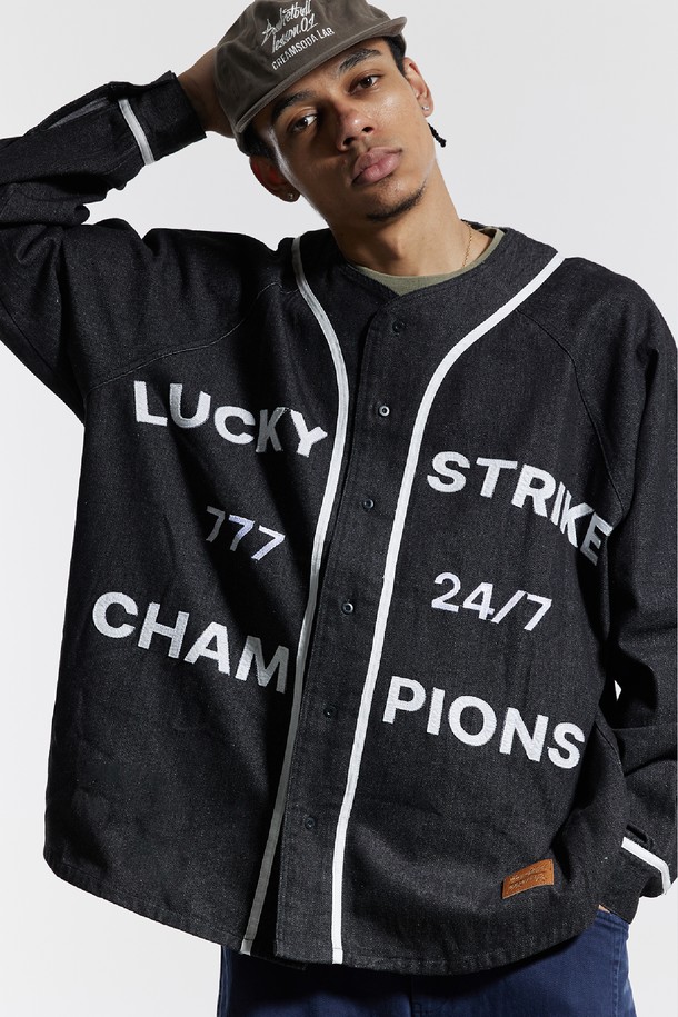 씨알에스디엘(CRS DL) 베이스볼 져지 럭키 스트라이크 챔피온 자켓은 남녀 모두 착용 가능한 오버핏 베이스볼 자켓입니다. 블랙과 블루 두 가지 색상으로 출시되었으며, 봄, 가을 일상에서 스포티, 캐주얼, 스트릿 스타일을 연출하기 좋습니다. 두꺼운 면, 폴리에스테르, 레이온 혼방 소재로 제작되어 부드러운 촉감을 선사하며, 긴 소매와 버튼 여밈, 빈티지 베이스볼 셔츠 베이스 디자인이 특징입니다. 24/7 777 럭키 스트라이크 그래픽과 아플리케 그래픽 기법, 하단 가죽 패치가 돋보이는 디자인으로 가을 나들이룩, 봄 소풍룩을 완성해보세요.
