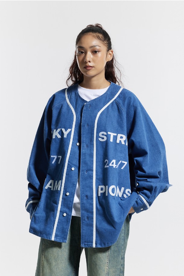 씨알에스디엘(CRSDRL) 베이스볼 져지 럭키 스트라이크 챔피온 자켓은 남녀 모두 착용 가능한 오버핏 베이스볼 자켓입니다. 봄, 가을에 적합하며, 블랙과 블루 두 가지 색상으로 출시되었습니다. 스포티, 캐주얼, 스트릿 스타일을 아우르며, 면, 폴리에스테르, 레이온 혼방의 두꺼운 소재로 제작되어 부드러운 촉감을 선사합니다. 가죽 패치 디테일과 777 24/7 CHAMPIONS 그래픽, 애플리케 그래픽 기법이 특징이며, 일상과 여행룩에 모두 잘 어울립니다. 스냅 버튼 여밈과 긴 소매 기장으로 편안하게 착용할 수 있습니다.
