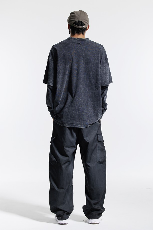 씨알에스디엘 피그먼트 페이크 이중 레이어드 롱슬리브는 남성용 티셔츠입니다. 캐주얼, 스트릿 스타일을 즐기는 분들께 적합하며, 봄, 가을에 입기 좋습니다. 블랙 컬러의 무지 디자인으로, 피그먼트 워싱 처리된 면 소재를 사용하여 자연스러운 멋을 더했습니다. 이중 레이어드 디자인과 립 디테일이 특징이며, 레귤러핏 라운드넥 긴소매 스타일로 데이트룩, 동네 마실룩 등 다양한 TPO에 활용할 수 있습니다.
