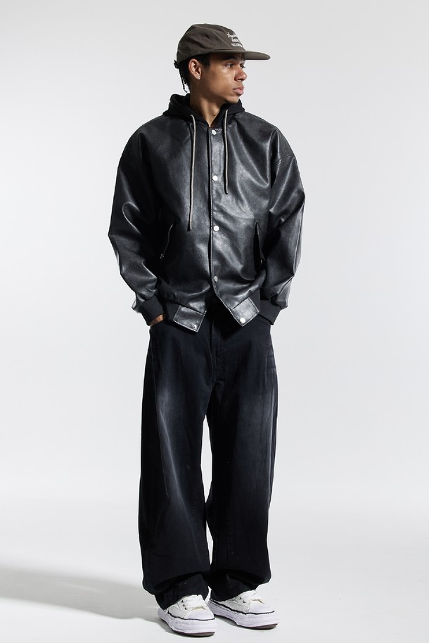 씨알에스디엘(CRS DL) 내츄럴 워시드 비건 레더 후드 재킷은 남녀 모두 착용 가능한 오버핏, 릴랙스핏의 후드 자켓입니다. 부드러운 촉감의 비건 가죽 소재와 폴리우레탄, 폴리에스테르 혼방으로 제작되었으며, 봄, 가을에 착용하기 좋습니다. 블랙, 브라운, 베이지 세 가지 색상으로 출시되었으며, 후드 일체형 디자인에 메탈 스냅 버튼, 사이드 포켓, 소매단 및 넥 라인 립 조직, 브랜드 로고 패치가 특징입니다. 캐주얼, 스트릿, 미니멀 스타일을 즐기는 분들께 '동네 마실룩', '여행룩'으로 추천합니다.
