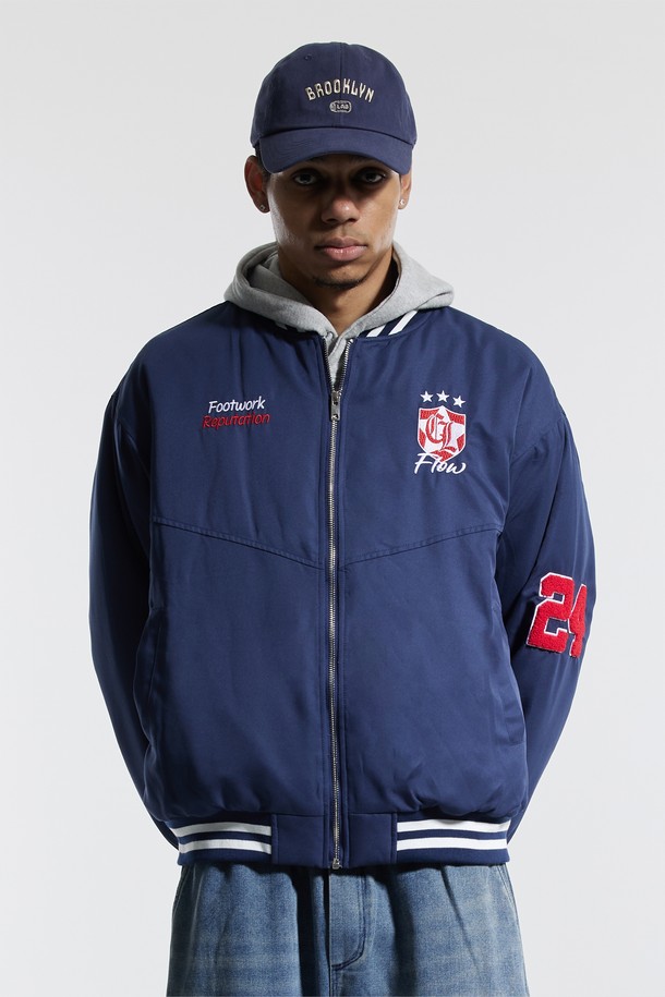 씨알에스디엘 베이스볼 스타디움 누빔 재킷은 겨울철 스포티하고 캐주얼한 스타일을 연출하기에 완벽한 아이템입니다. 네이비와 블랙 두 가지 색상으로 출시되었으며, 릴랙스 핏으로 편안한 착용감을 선사합니다. 보온, 흡습, 속건 기능을 갖춘 폴리에스테르 소재로 제작되어, 활동적인 날에도 쾌적함을 유지합니다. E밴드 네크라인과 밑단, 퀼팅 안감 디자인과 자수 패턴이 특징이며, 수분 흡수 및 건조성이 뛰어나 반복 세탁 후에도 형태 변형 없이 오래 입을 수 있습니다. 겨울 데일리룩 또는 여행룩에 미니멀한 포인트를 더해보세요.
