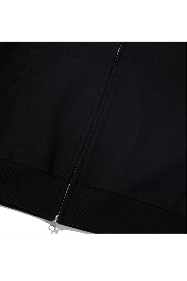 **씨알에스디엘 매드 볼러 독 집업 후드**는 남녀 모두 착용 가능한 후드 집업입니다. 블랙, 그레이, 차콜 세 가지 색상으로 출시되어 다양한 겨울 데일리룩에 활용하기 좋습니다. 두꺼운 두께감과 부드러운 촉감의 면, 폴리에스테르 혼방 소재로 제작되어 편안한 착용감을 제공합니다. 세미 오버핏으로 트렌디한 스타일을 연출하며, 넉넉한 후드 깊이와 리브 원단, 이중 스티치 넥라인, 보강된 후드 스트링,  포인트 라벨 포켓 등 디테일한 디자인 요소들이 특징입니다. 캐주얼, 스포티, 스트릿 스타일을 즐기는 분들께 추천합니다.
