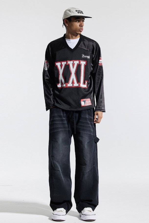 씨알에스디엘 오버클럭 투엑스라지 럭비 져지 롱슬리브는 스포티하고 스트릿한 스타일을 연출하기에 좋은 상의입니다. 블랙과 네이비 컬러로 출시되었으며, 통기성이 뛰어난 폴리에스테르 소재로 제작되었습니다. 이중 저지 구조 레이어드로 두께감을 더했으며, 빛의 각도에 따라 은은하게 반사되는 광택이 특징입니다. 바스켓볼 유니폼 스타일의 오버핏 져지로, 빅 사이즈 그래픽과 고급스러운 무드를 선사합니다. 피트니스룩으로 활용하기에도 적합합니다.
